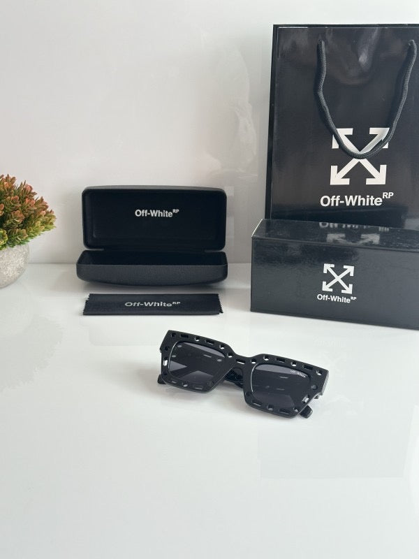 Off White Black Black with original box and kit
