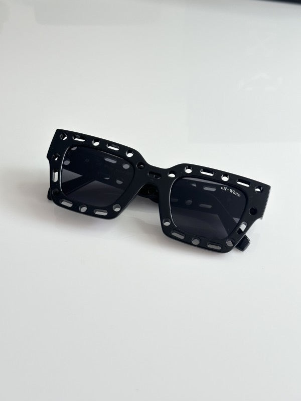Off White Black Black with original box and kit
