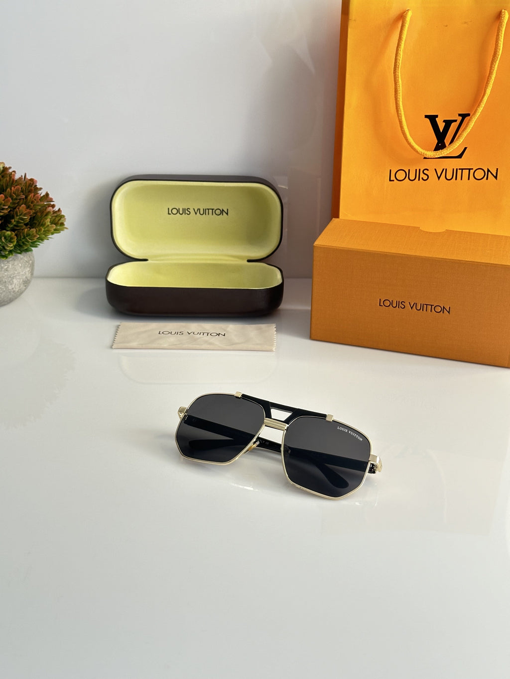 LOUIS VUITTON GOLD BLACK sunglasses WITH ORIGINAL BOX AND KIT