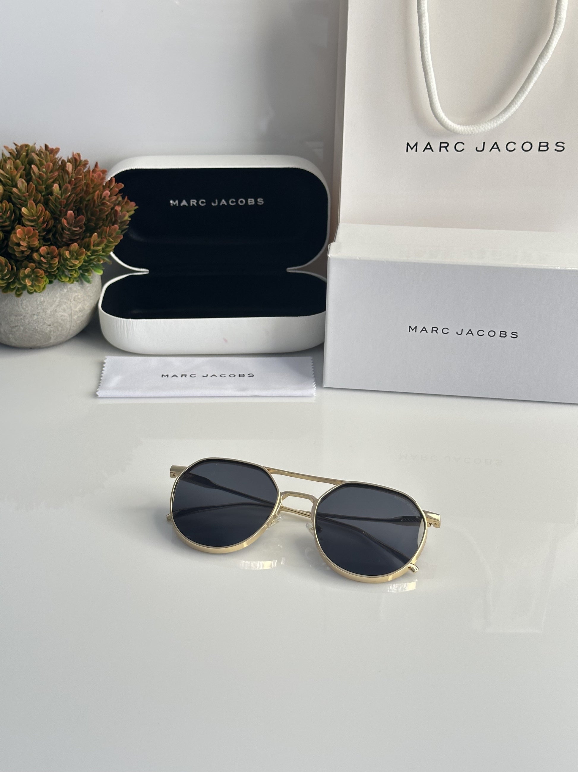 Marc Jacobs Gold Black sunglasses with original box and kit