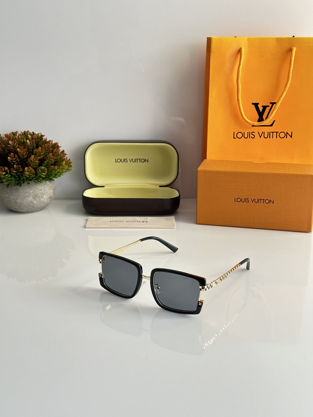 LOUIS VUITTON GOLD BLACK sunglasses WITH ORIGINAL BOX AND KIT