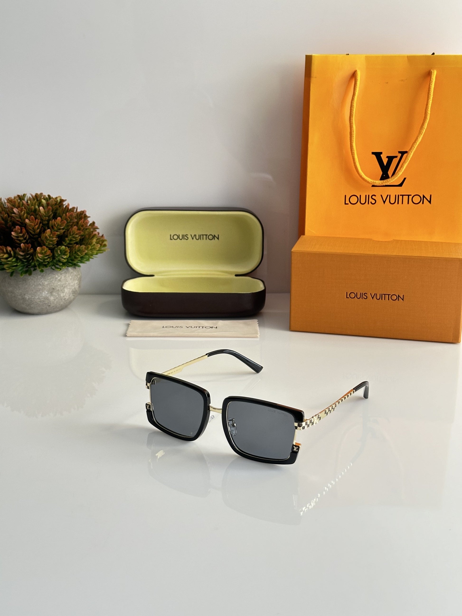 LOUIS VUITTON GOLD BLACK sunglasses WITH ORIGINAL BOX AND KIT