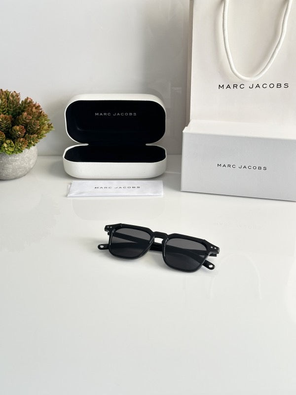 Marc Jacobs Black sunglasses with original box and kit