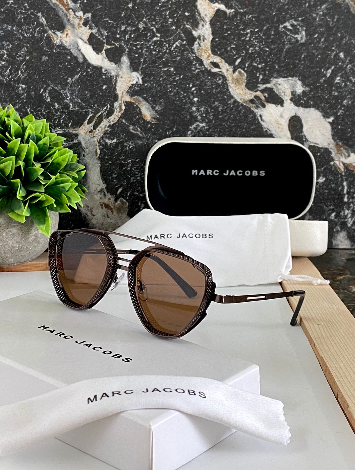 MARC JACOBS SUNGLASSES FOR MEN'S & WOMEN'S WITH ORIGINAL BOX AND KIT