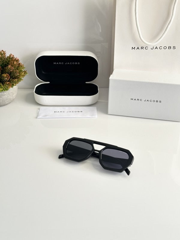 Marc Jacobs Black sunglasses with original box and kit