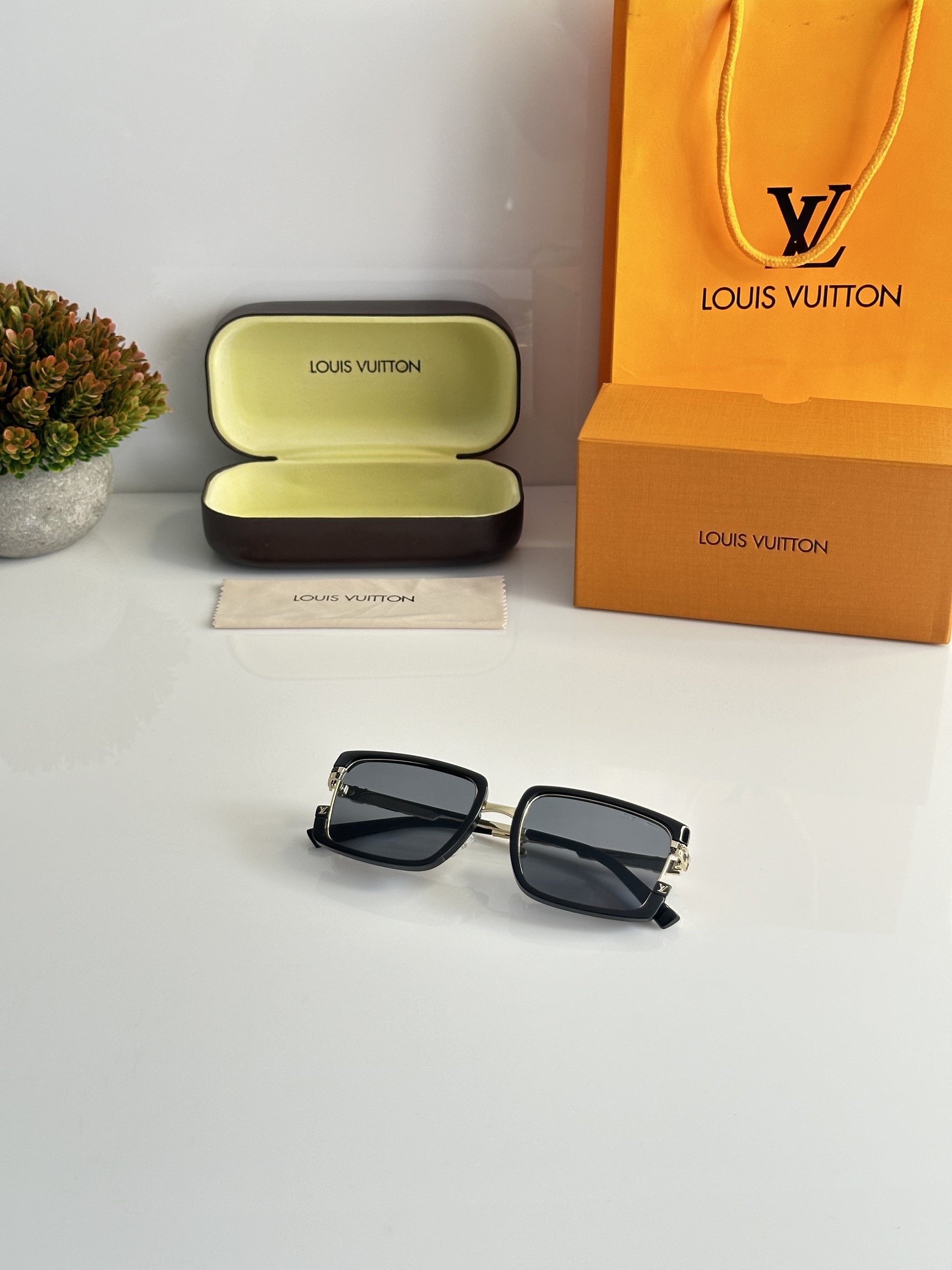 LOUIS VUITTON GOLD BLACK sunglasses WITH ORIGINAL BOX AND KIT