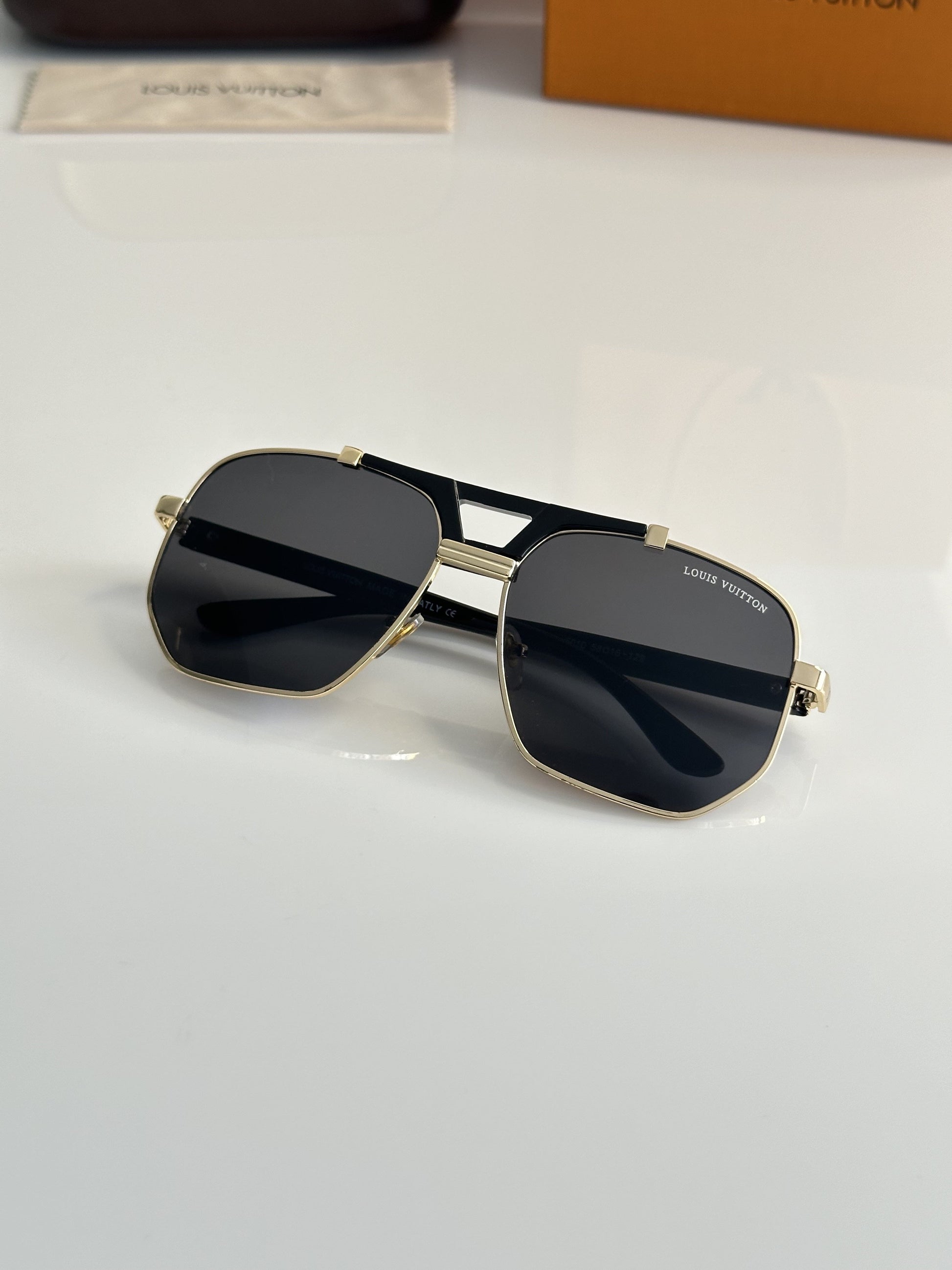 LOUIS VUITTON GOLD BLACK sunglasses WITH ORIGINAL BOX AND KIT