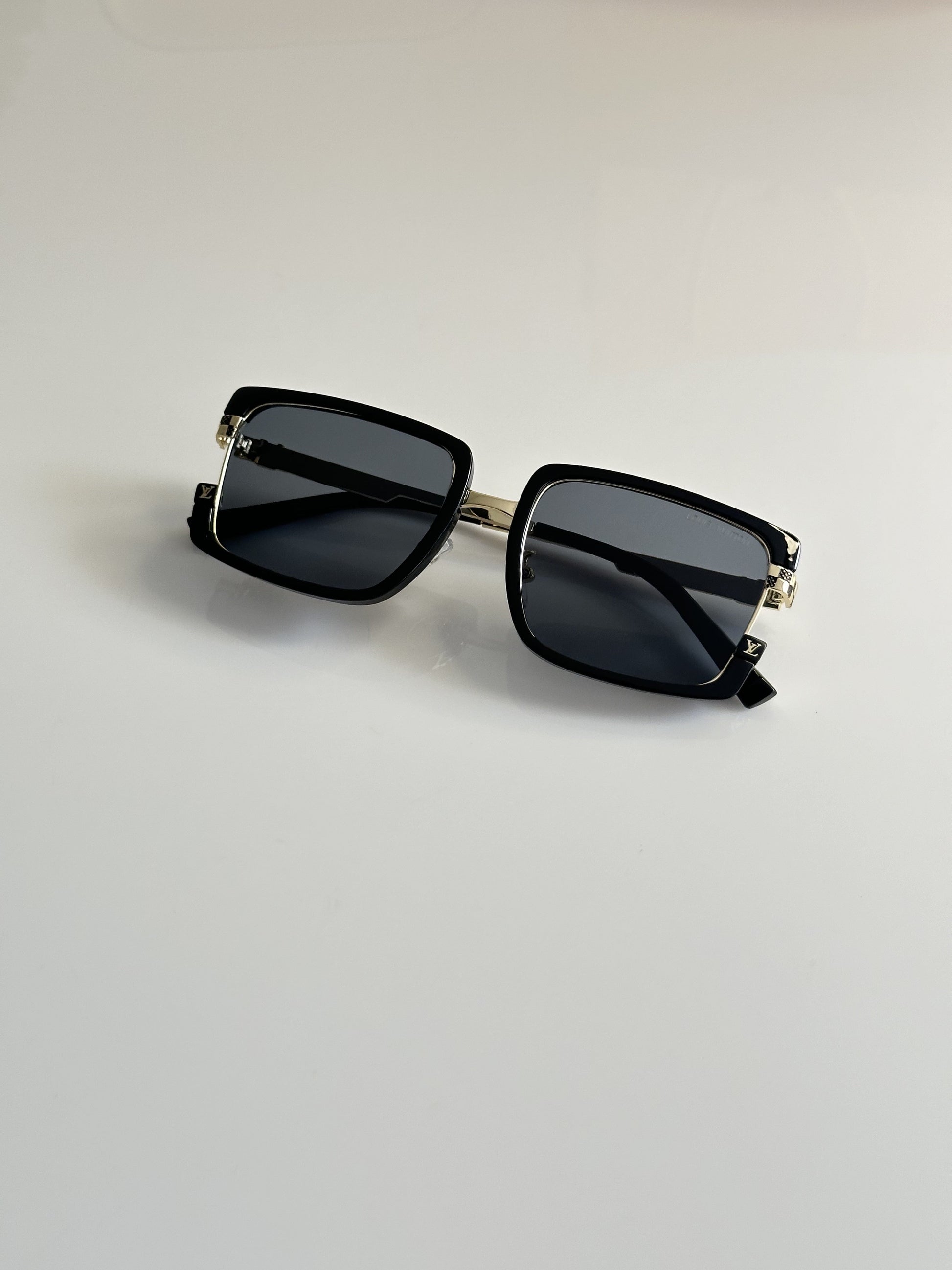 LOUIS VUITTON GOLD BLACK sunglasses WITH ORIGINAL BOX AND KIT