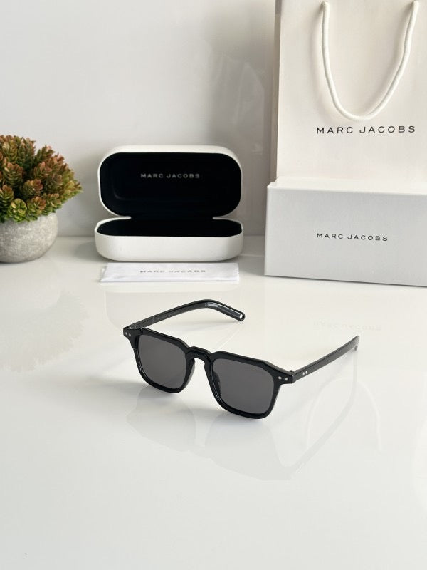 Marc Jacobs Black sunglasses with original box and kit