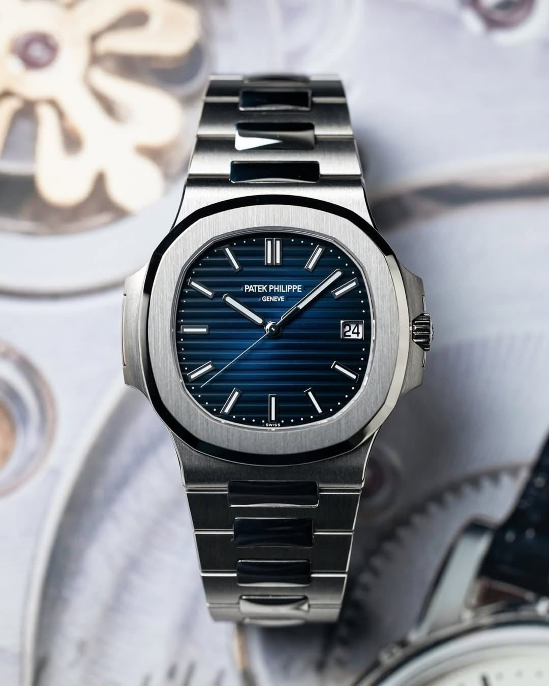 Patek Philippe Nautilus Silver blue - Quartz Movement Dated Watch