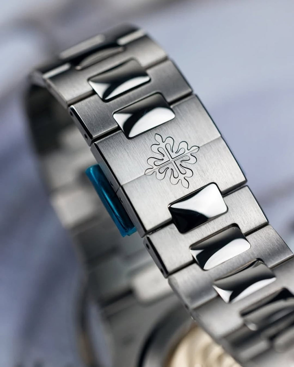 Patek Philippe Nautilus Silver blue - Quartz Movement Dated Watch