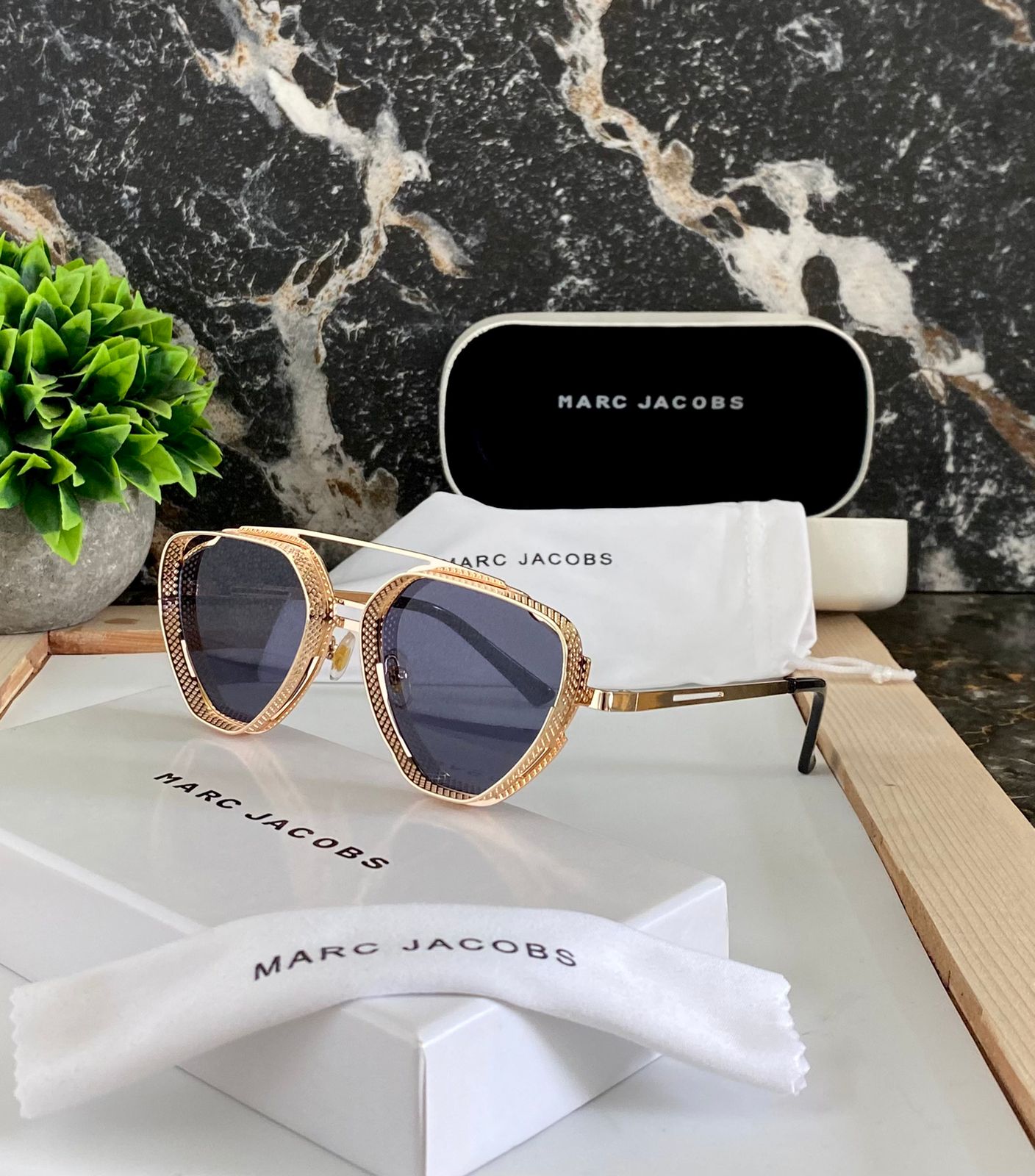 MARC JACOBS SUNGLASSES FOR MEN'S & WOMEN'S WITH ORIGINAL BOX AND KIT