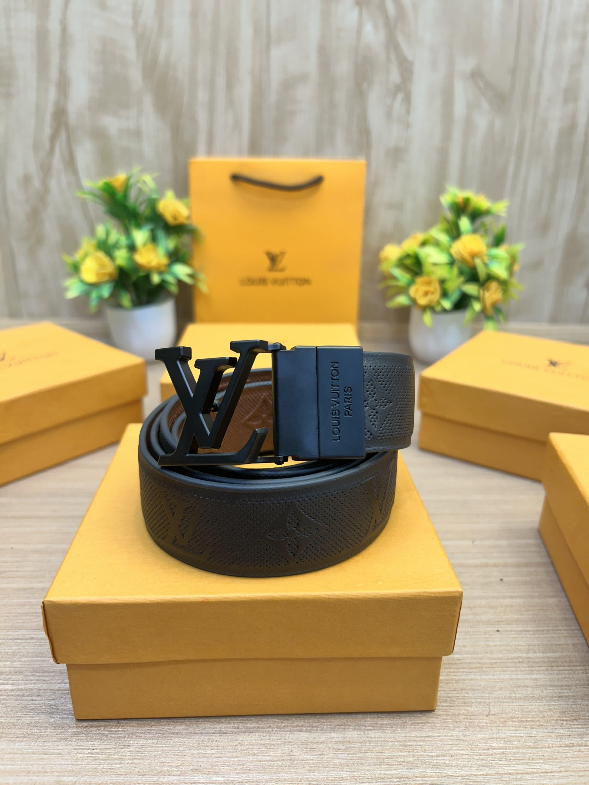 LOUIS VUITTON Black/Brown Revesible Belt with original box and kit