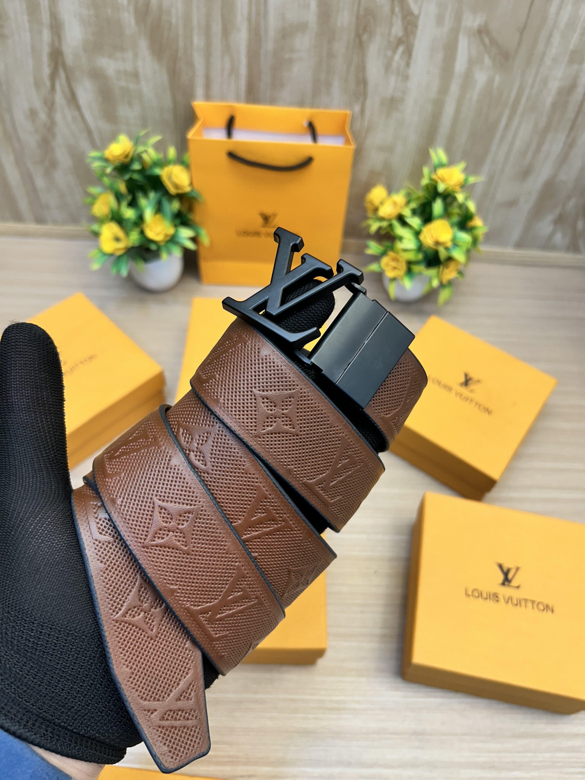 LOUIS VUITTON Black/Brown Revesible Belt with original box and kit