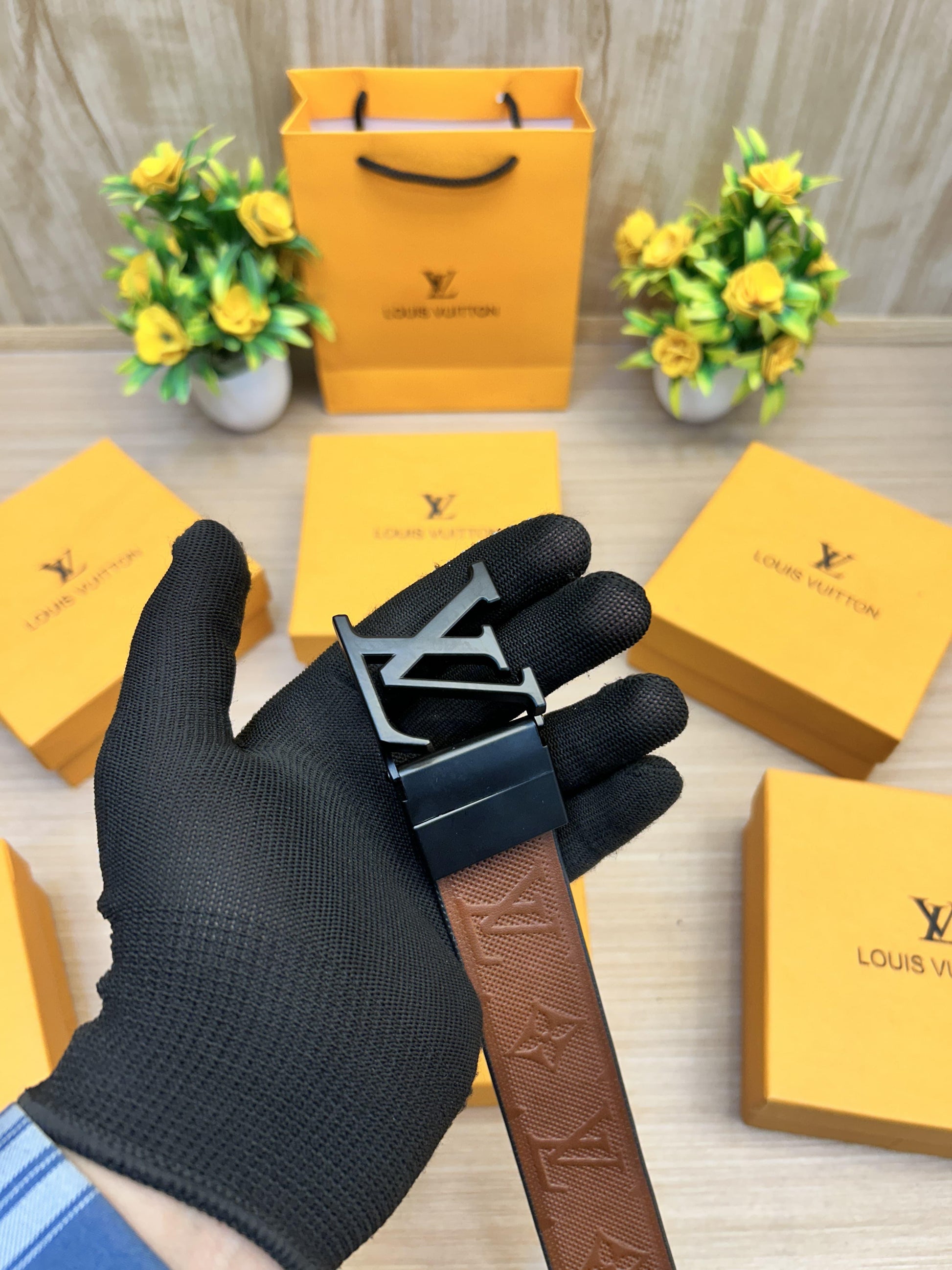 LOUIS VUITTON Black/Brown Revesible Belt with original box and kit