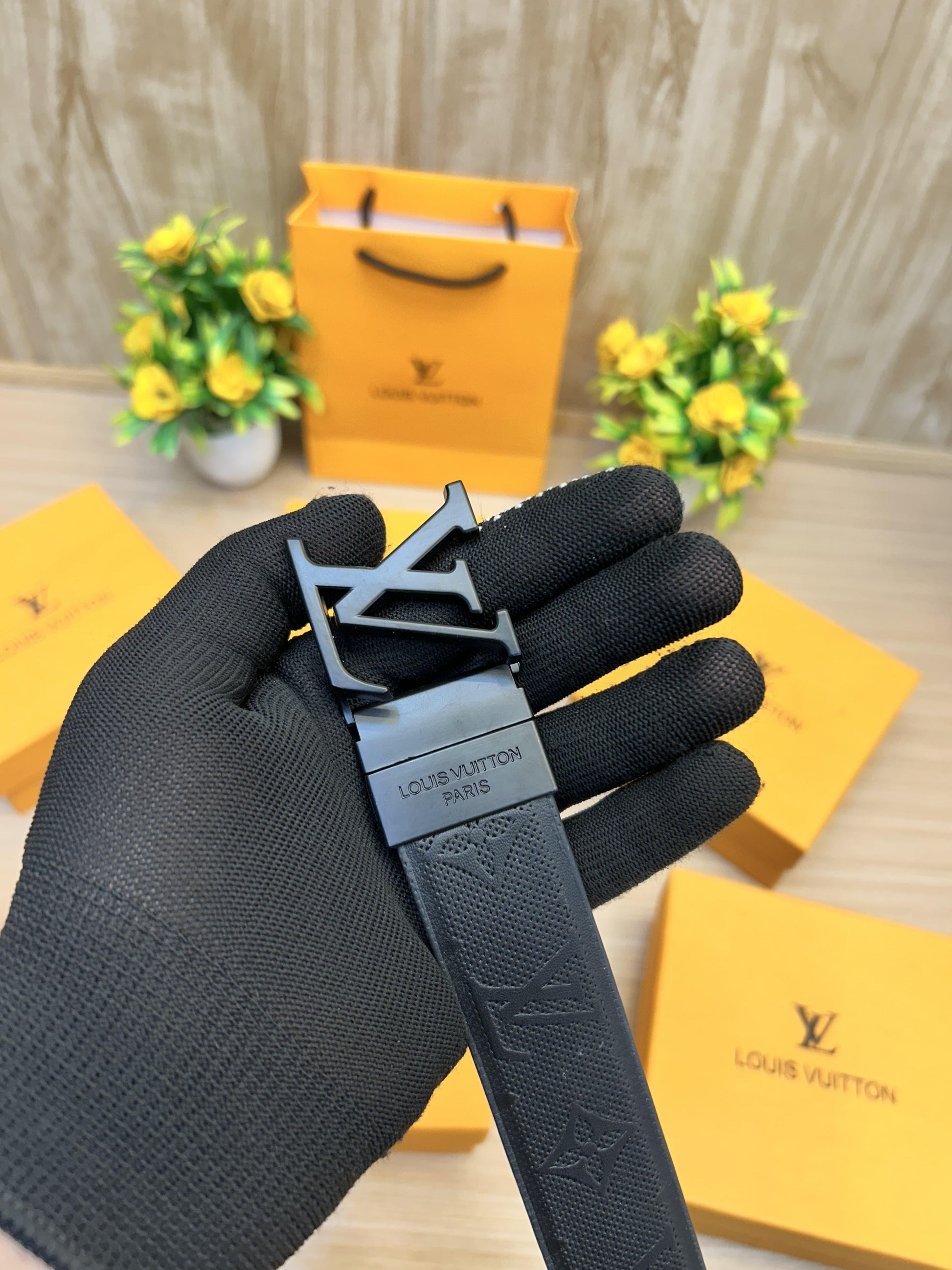 LOUIS VUITTON Black/Brown Revesible Belt with original box and kit