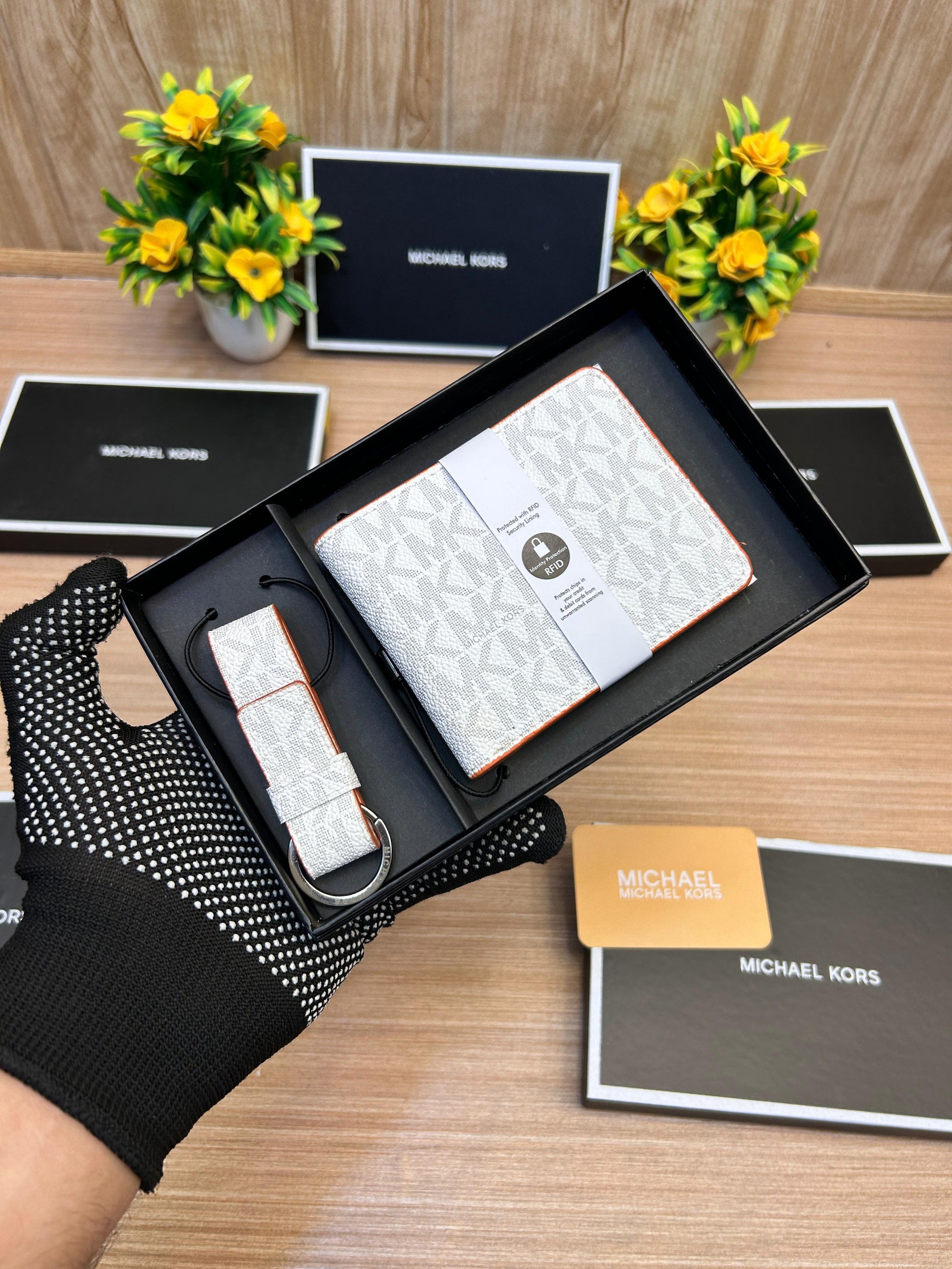 MICHAEL KORS Premium wallet & Keychain Set with Brand Box
