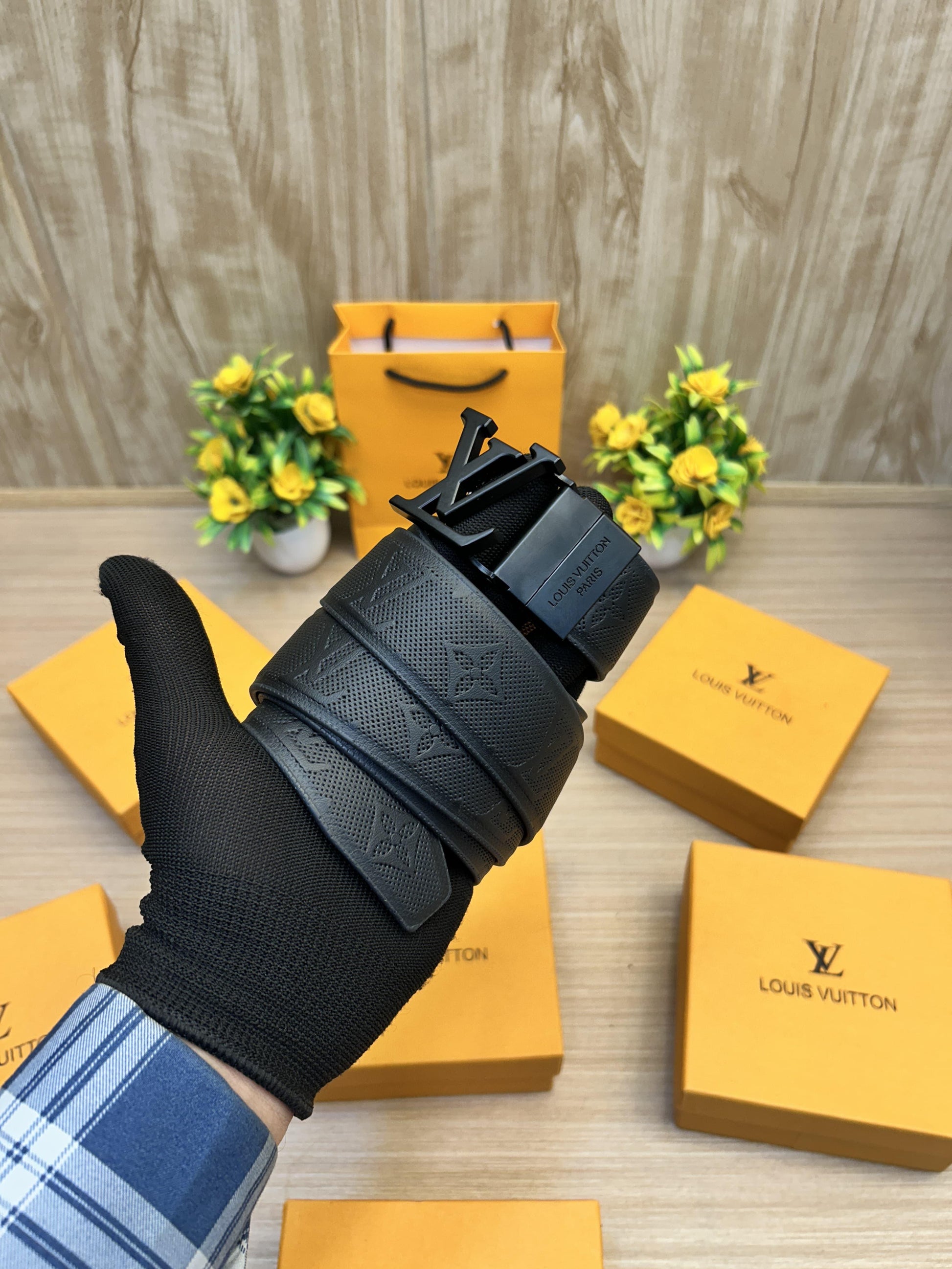 LOUIS VUITTON Black/Brown Revesible Belt with original box and kit