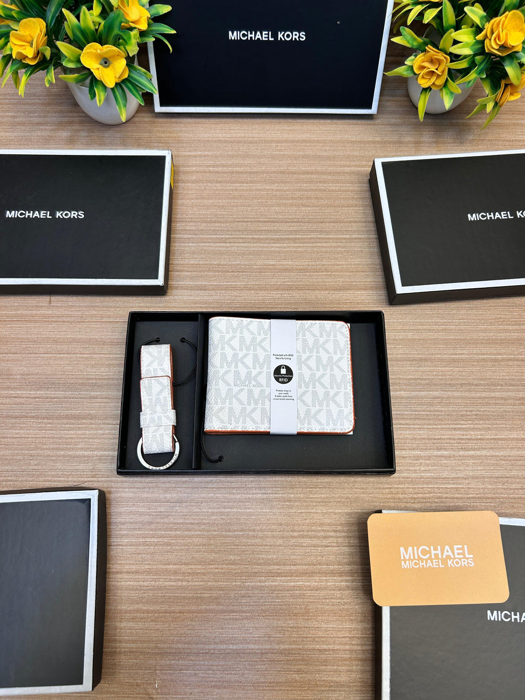 MICHAEL KORS Premium wallet & Keychain Set with Brand Box